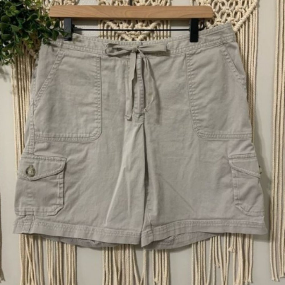 L.L. BEAN Women’s Favorite Fit Cargo Shorts Size 12